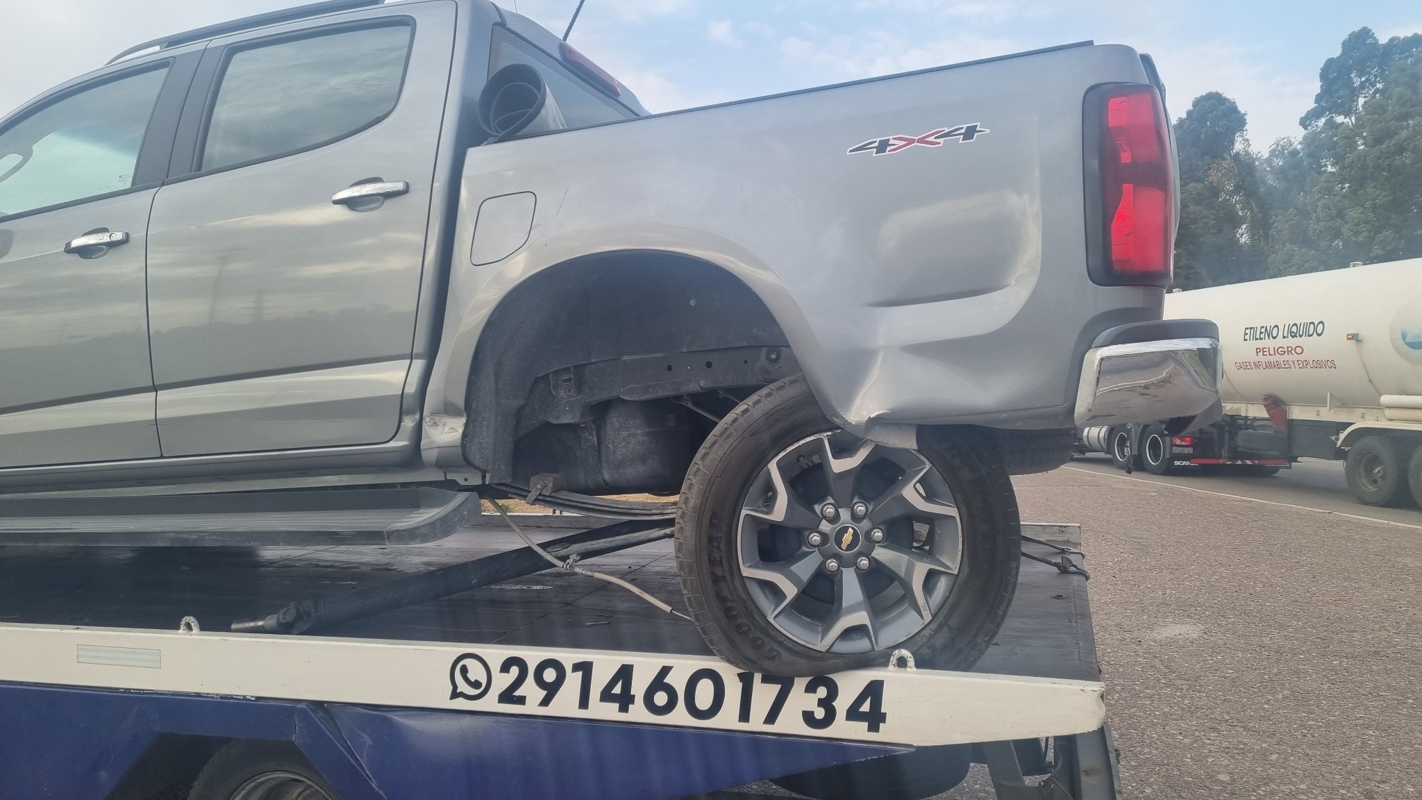 Camioneta asistida sobre la grúa