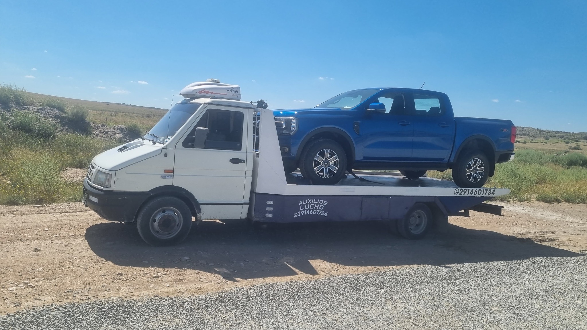 Camioneta transportada en ruta